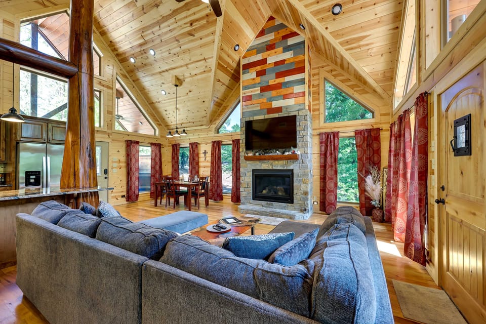 Broken Bow Cabin w/ Hot Tub & Outdoor Fireplace! House in Broken Bow