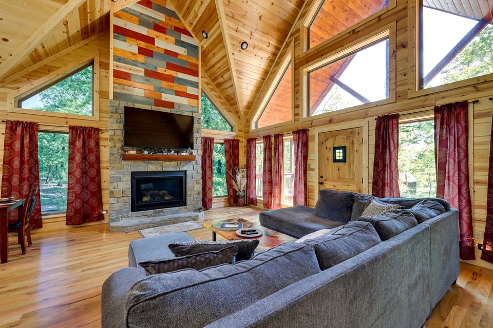 Broken Bow Cabin w/ Hot Tub & Outdoor Fireplace! House in Broken Bow