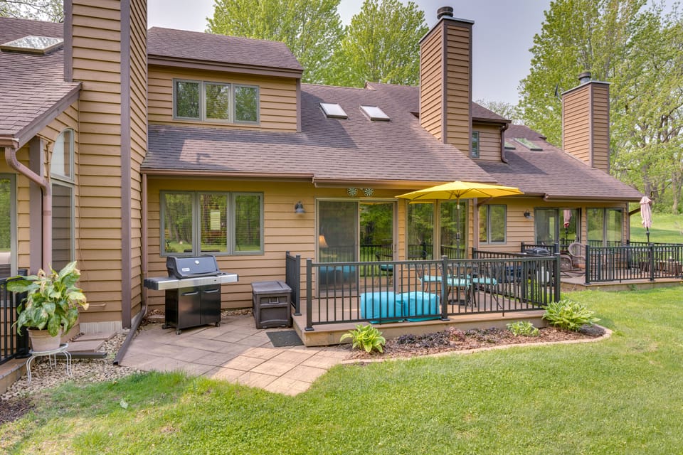 Galena Retreat: Shopping, Owners Club & Skiing! Apartment in Iowa