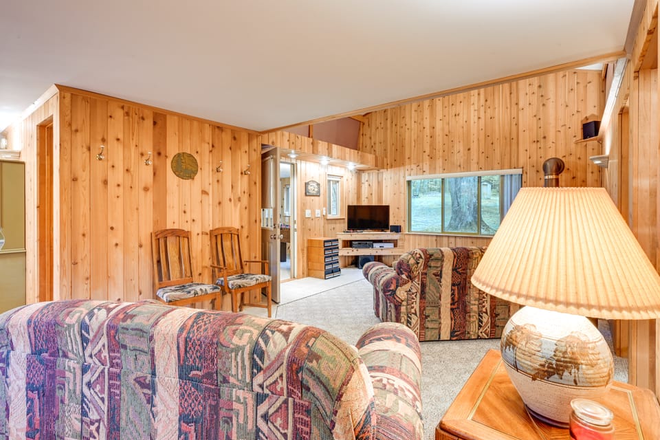 Harrison Cabin w/ Fire Pit & Elbow Lake Access! House in Michigan
