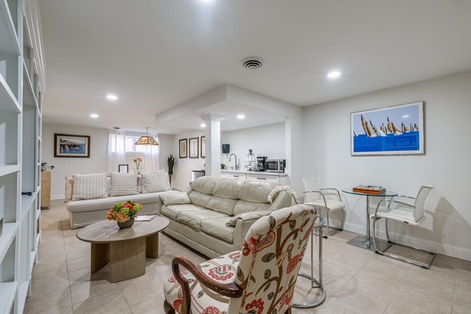 15 Mi to The White House! Modern Apt w/ Deck Apartment in Maryland