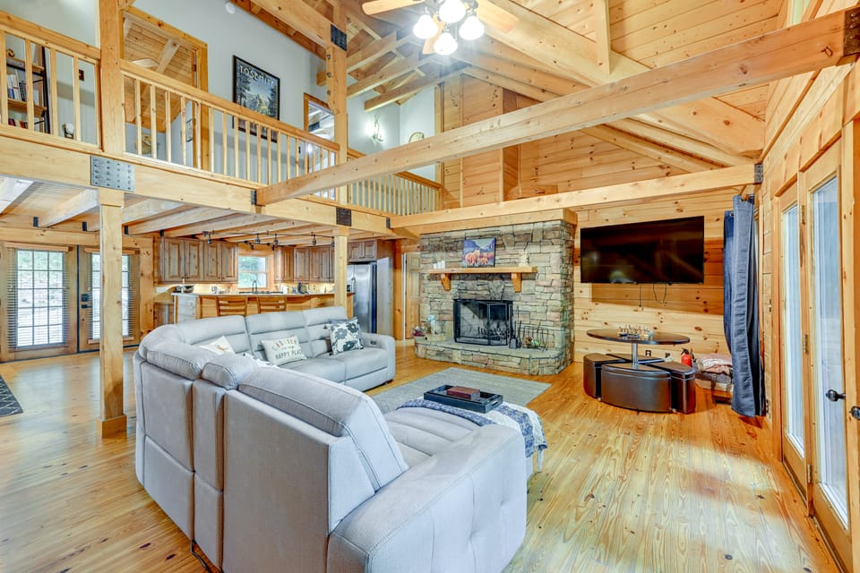 Scenic Blue Ridge Cabin Rental w/ Resort Amenities House in Tennessee