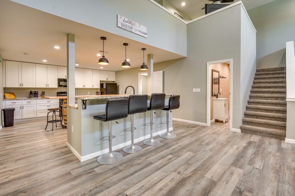 Waterfront Buckeye Lake Vacation Rental w/ Hot Tub House in Ohio