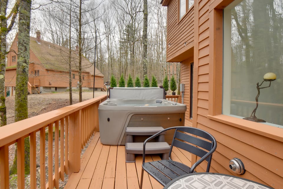 Private Hot Tub & Deck: North Conway Retreat Apartment in North Conway