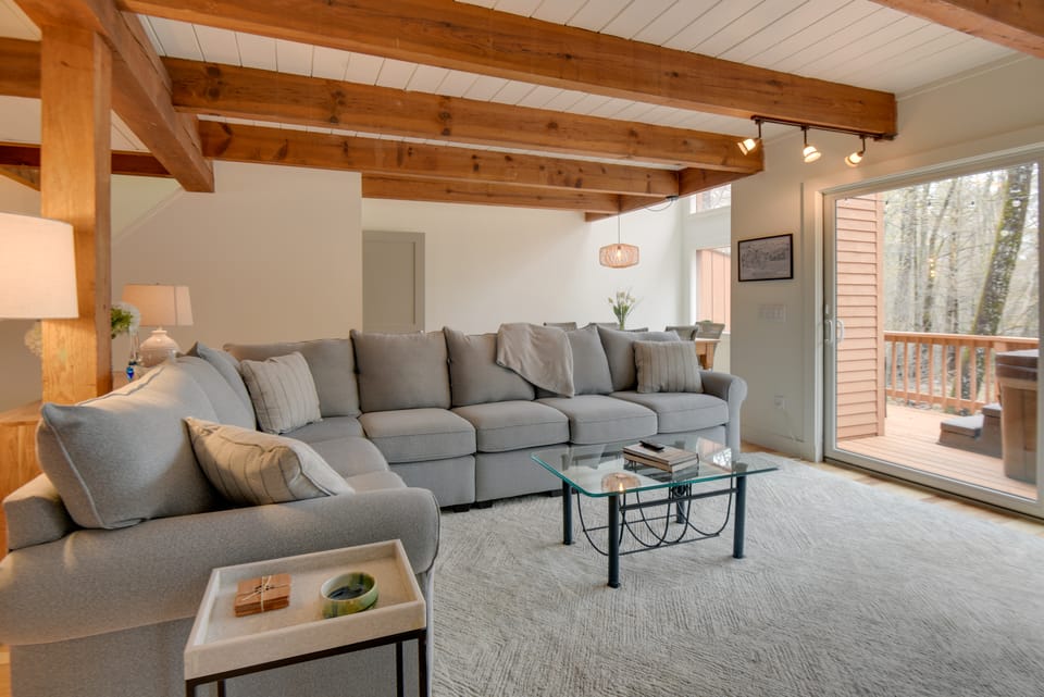 Private Hot Tub & Deck: North Conway Retreat Apartment in North Conway