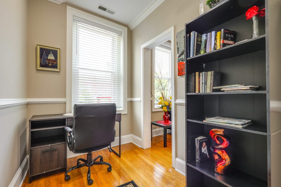 WFH in DC! Rowhouse Unit w/ Office & Deck By HU Apartment in District of Columbia