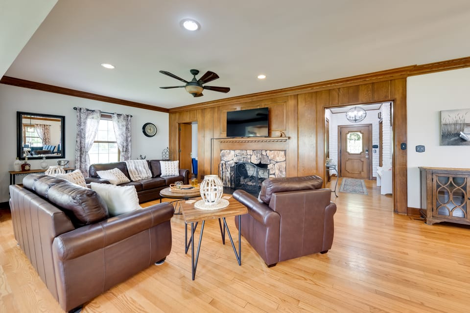 Pistakee Lake Estate w/ Boat Dock & Hot Tub! House in Fox Lake