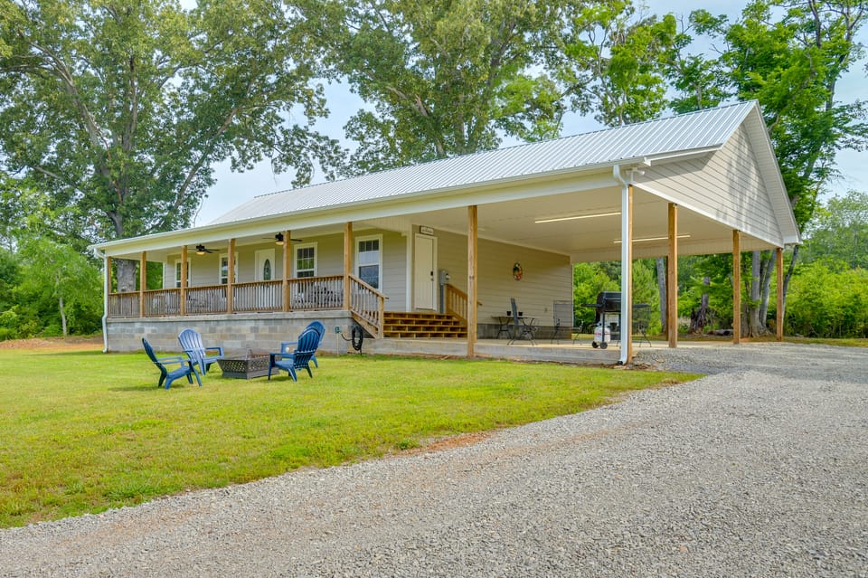 Lake Guntersville Vacation Rental w/ Fire Pit House in Alabama