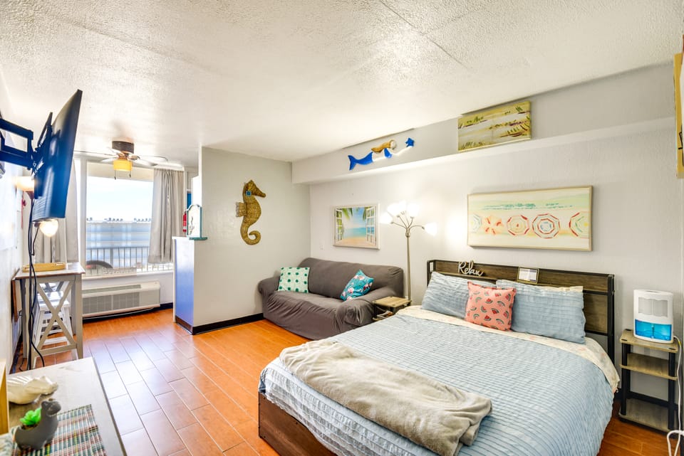 Balcony w/ Ocean Views: Daytona Beach Studio Apartment in Florida