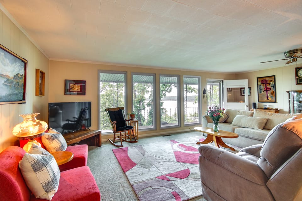 Lakefront Canadian Gem: Fire Pit, Decks & Grills House in Longtown