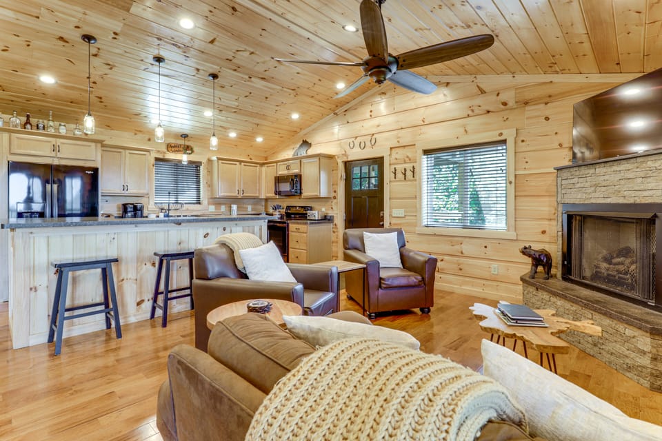 Gorgeous Gatlinburg Cabin: Large Deck & Hot Tub! House in Gatlinburg