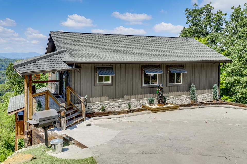 Gorgeous Gatlinburg Cabin: Large Deck & Hot Tub! House in Gatlinburg