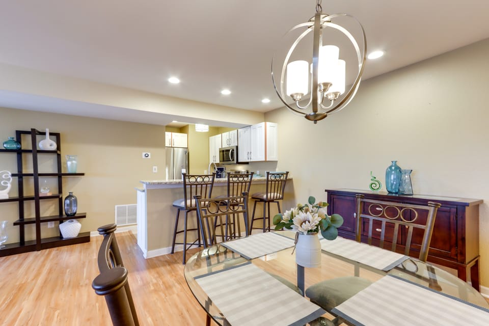 Lake Views & Screened Porch: Ozarks Getaway! Apartment in Village Four Seasons