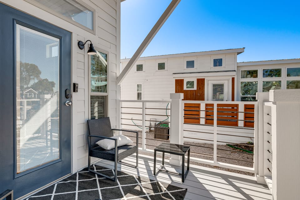 Austin Tiny Home: Fireplace, Shared Pool & Hot Tub House in Austin