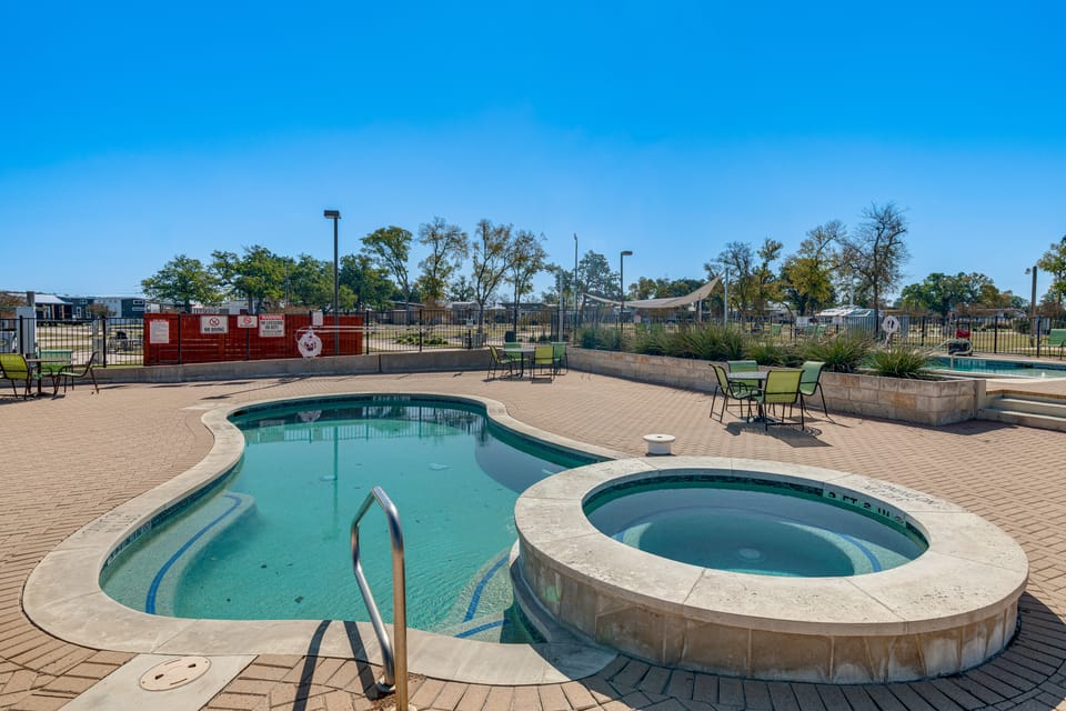 Austin Tiny Home: Fireplace, Shared Pool & Hot Tub House in Austin