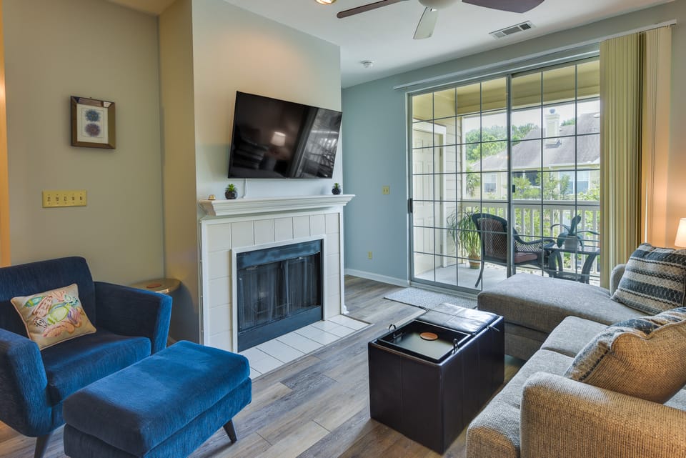 Mount Pleasant Condo w/ Pool & Bikes: Near Beach! Apartment in Isle of Palms