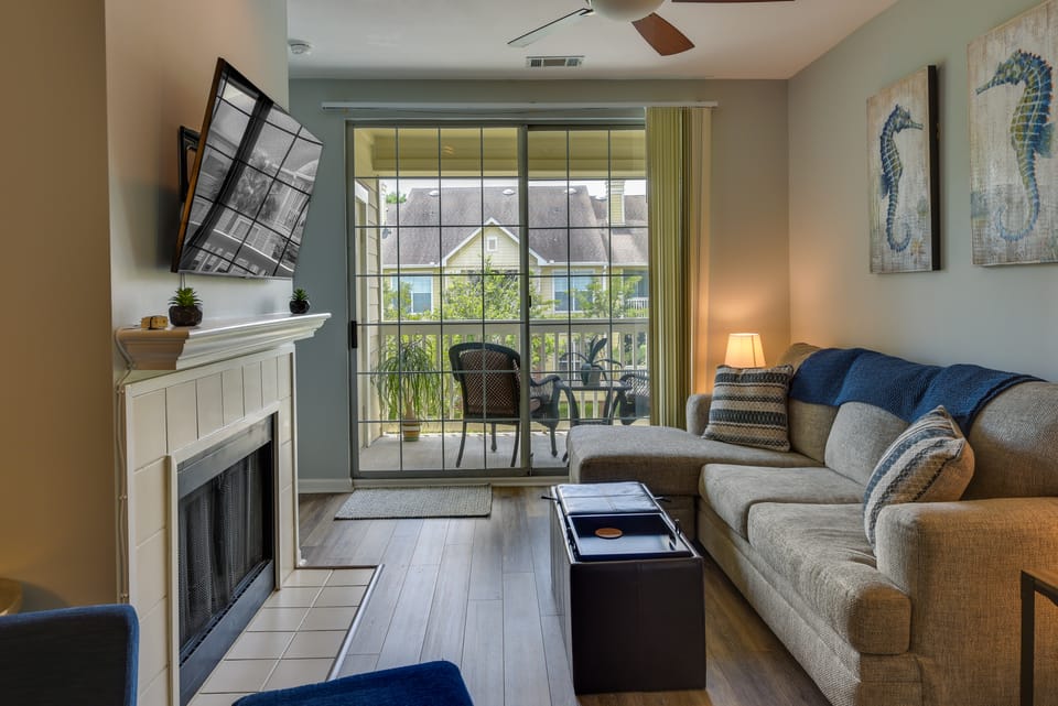 Mount Pleasant Condo w/ Pool & Bikes: Near Beach! Apartment in Isle of Palms