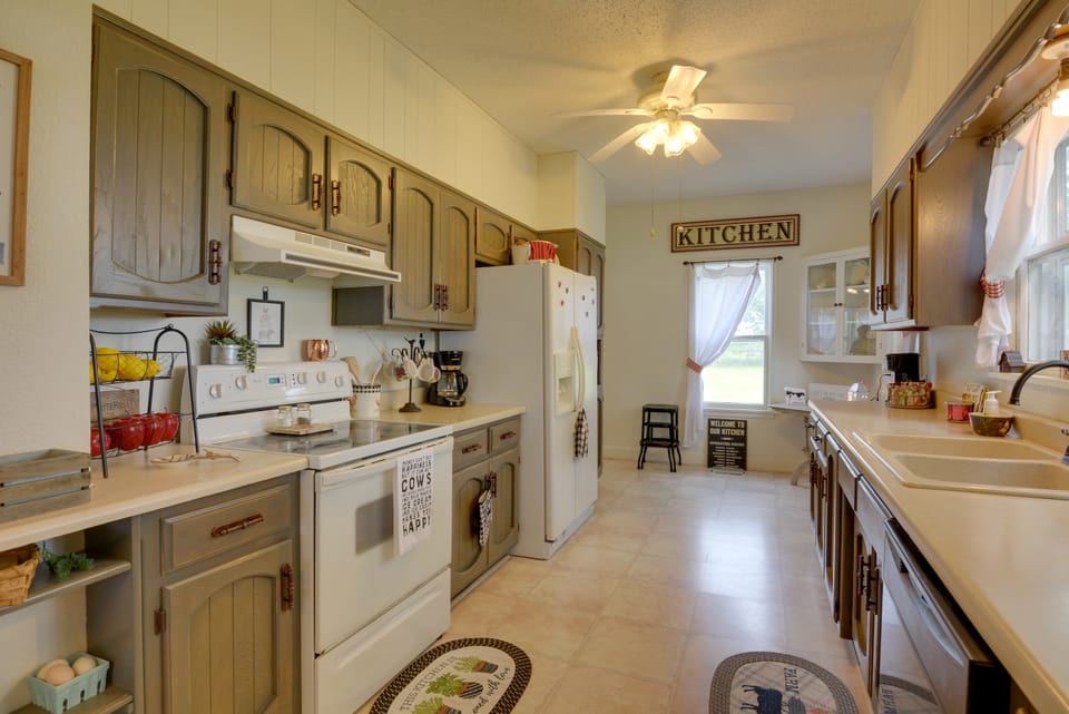 Pet-Friendly Home: Patio & Yard in Sheldon House in Ozark Mountains