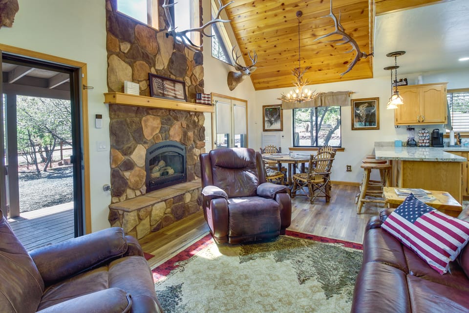 2 Mi to Show Low Lake: Scenic Cabin w/ Balcony House in Show Low