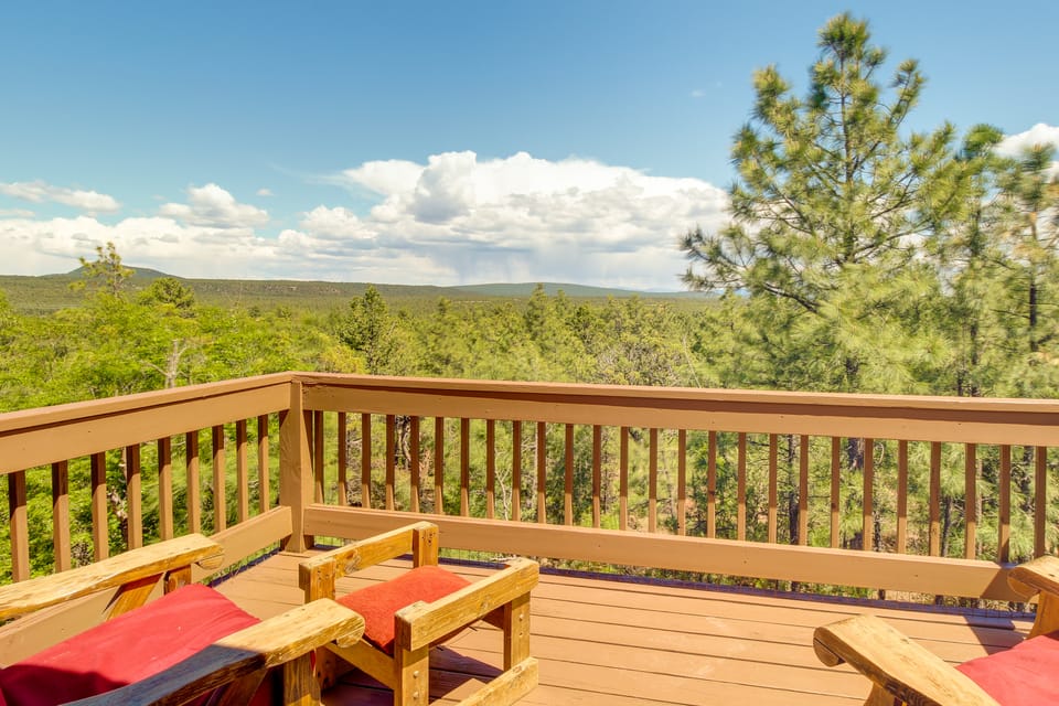 2 Mi to Show Low Lake: Scenic Cabin w/ Balcony House in Show Low