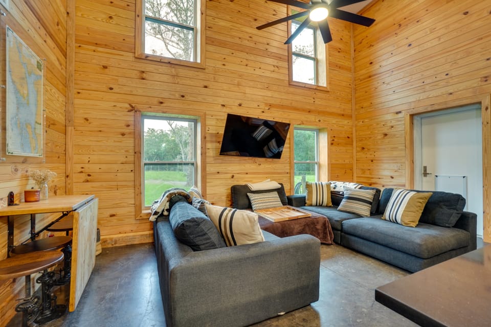 3 Mi to Lake Harney: Home on 6 Acres w/ Fire Pit House in Florida