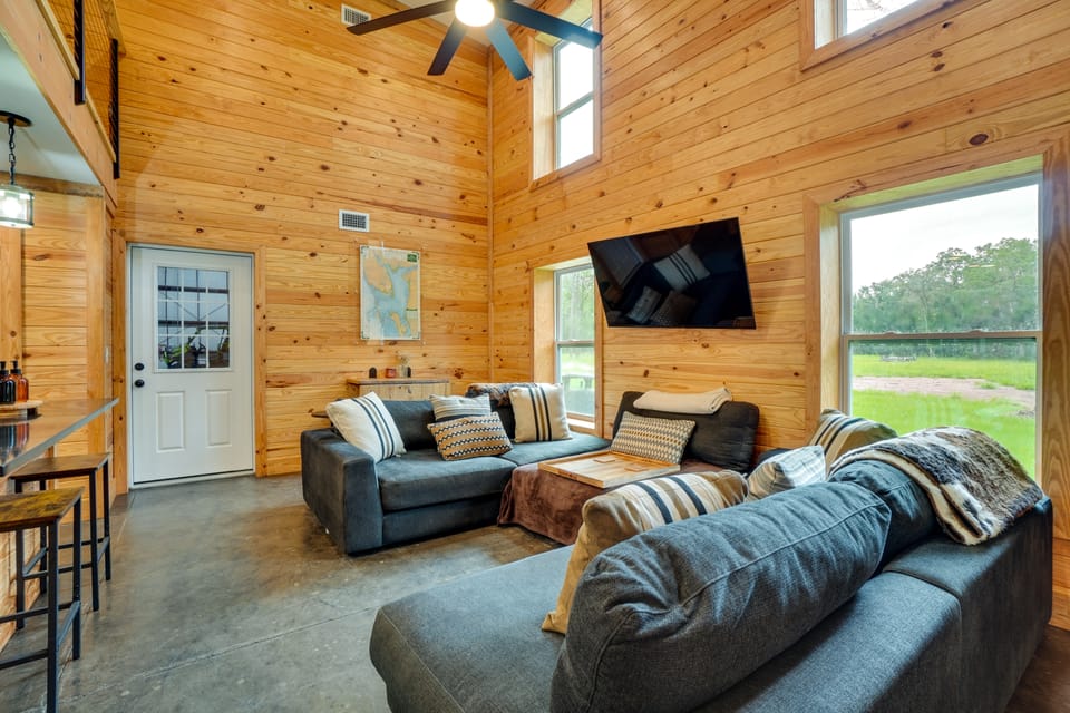 3 Mi to Lake Harney: Home on 6 Acres w/ Fire Pit House in Florida