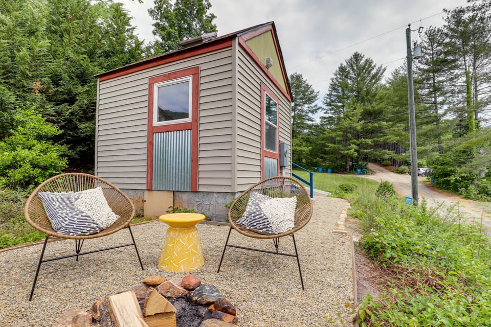 Tiny Home w/ Fire Pit: Trail Access On-Site! Apartment in Swannanoa