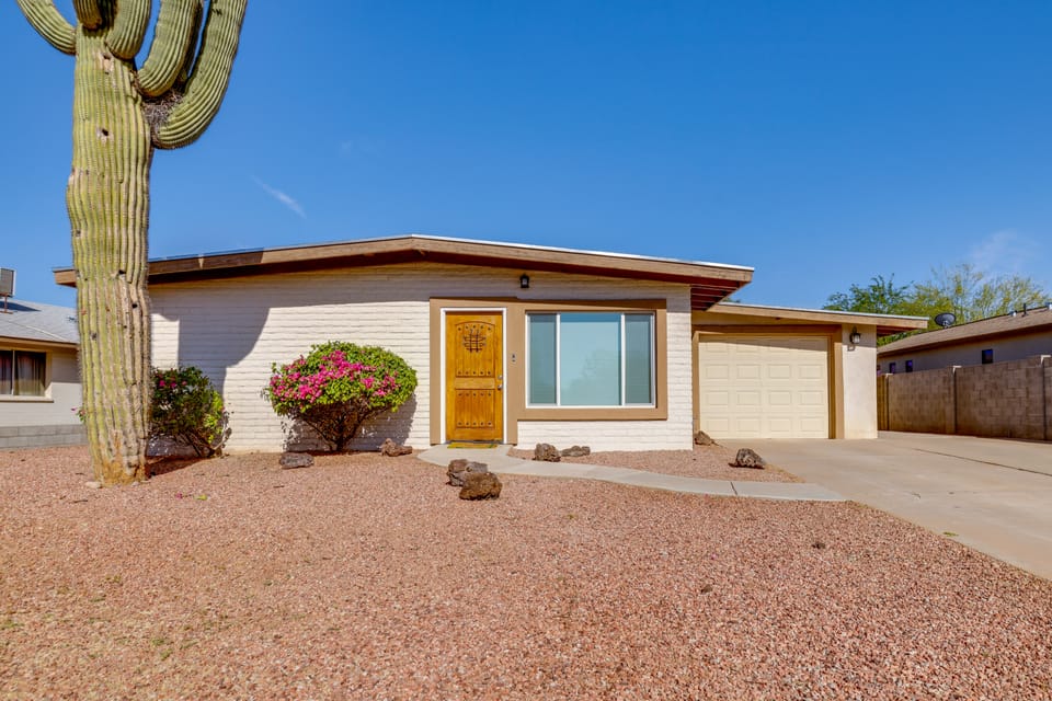 2 Mi to ASU Campus! Game Day Hub w/ Patio House in Tempe
