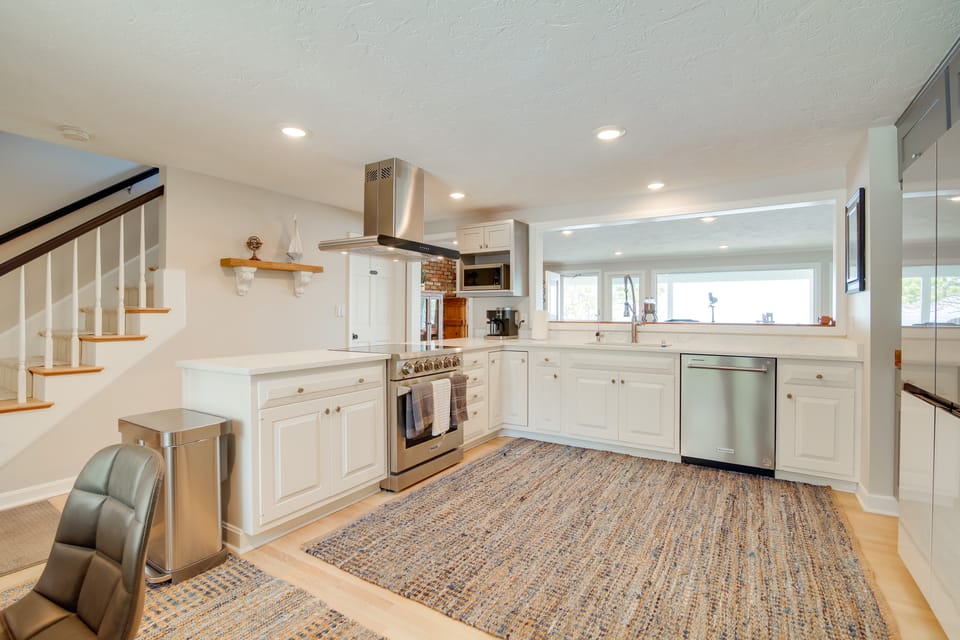 4 Mi to Downtown Plymouth! Bayfront Home w/ Deck House in Plymouth