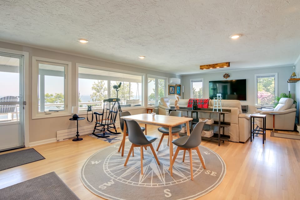 4 Mi to Downtown Plymouth! Bayfront Home w/ Deck House in Plymouth