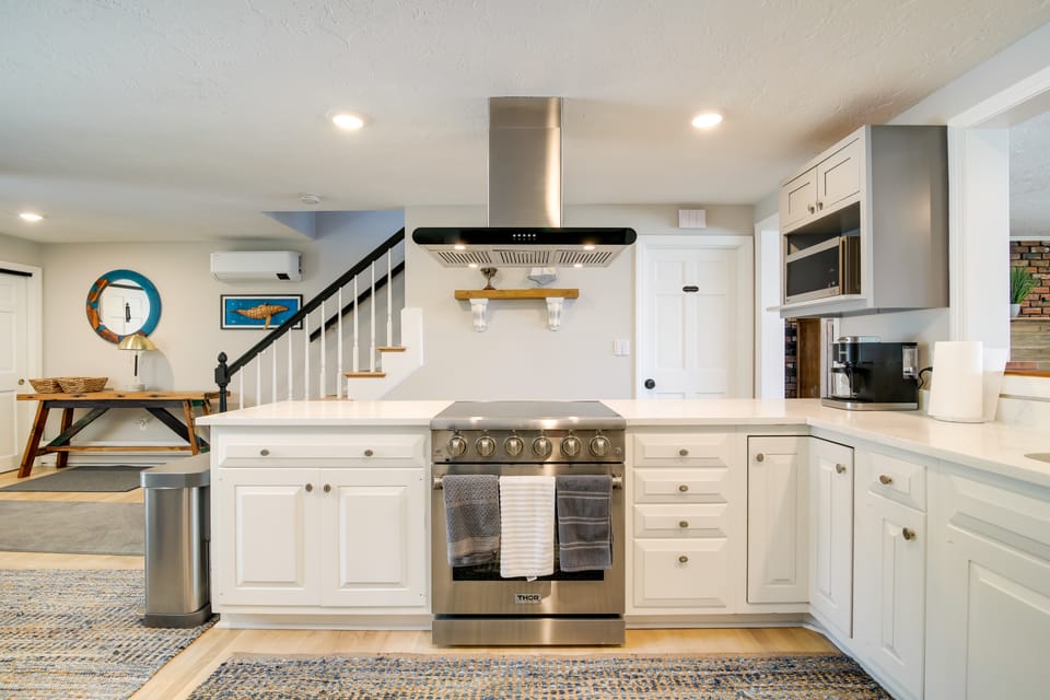 4 Mi to Downtown Plymouth! Bayfront Home w/ Deck House in Plymouth