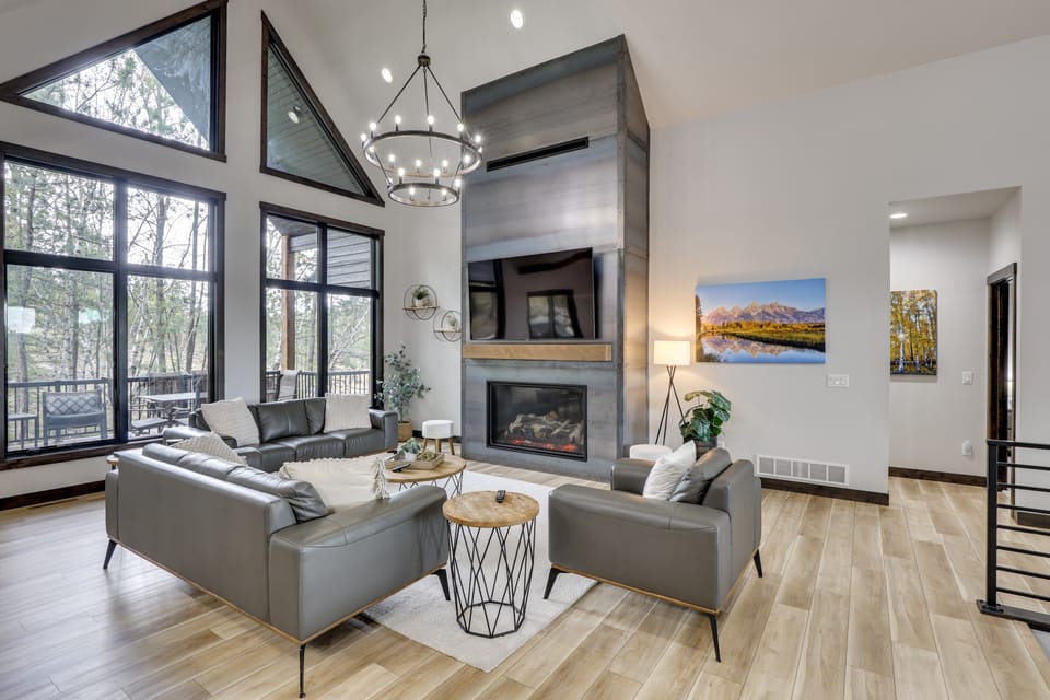 Hot Tub & Sauna: Luxe Retreat for Sturgis Rally House in North Lawrence