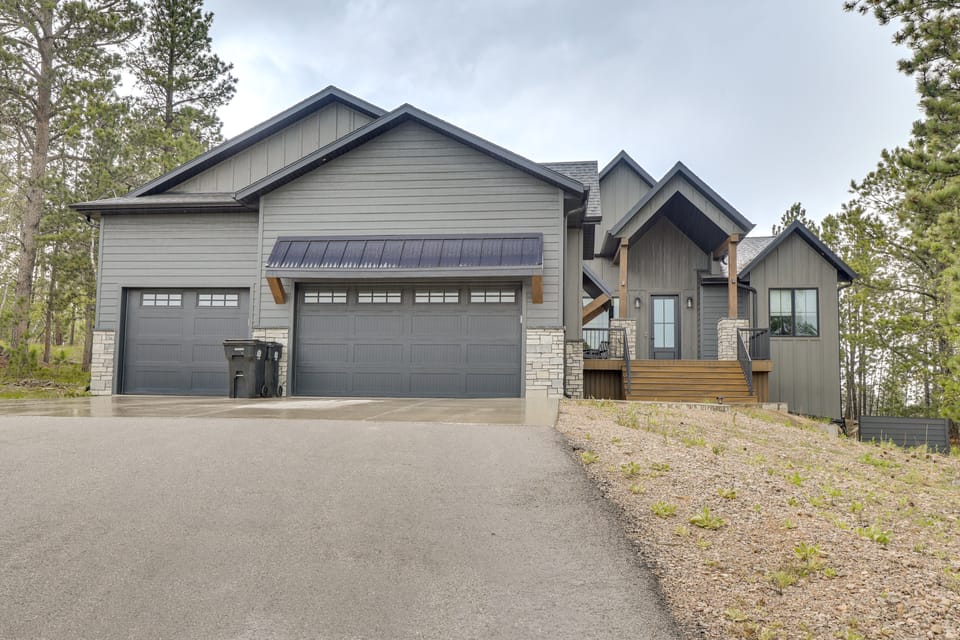 Hot Tub & Sauna: Luxe Retreat for Sturgis Rally House in North Lawrence