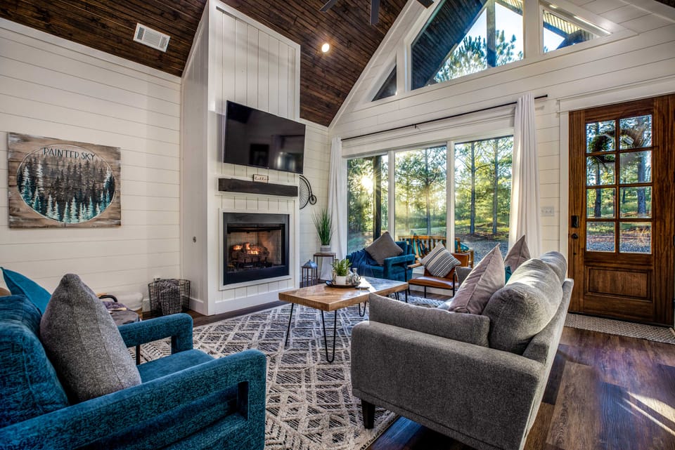 'Painted Sky' Modern Broken Bow Cabin w/ Hot Tub! House in Oklahoma