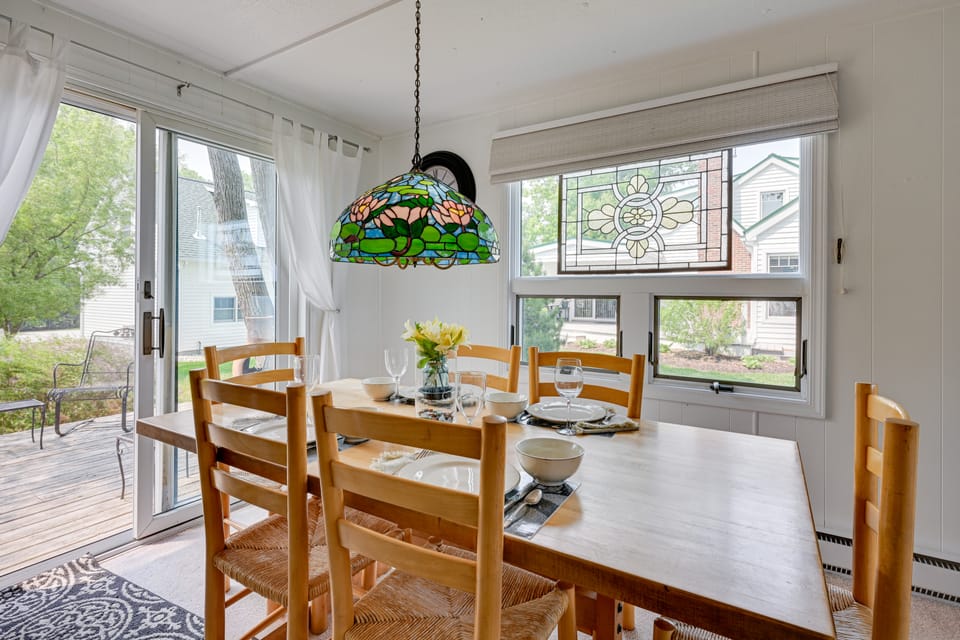 'Summer Place' A Vibrant Rental on Lake Huron Cottage in Michigan