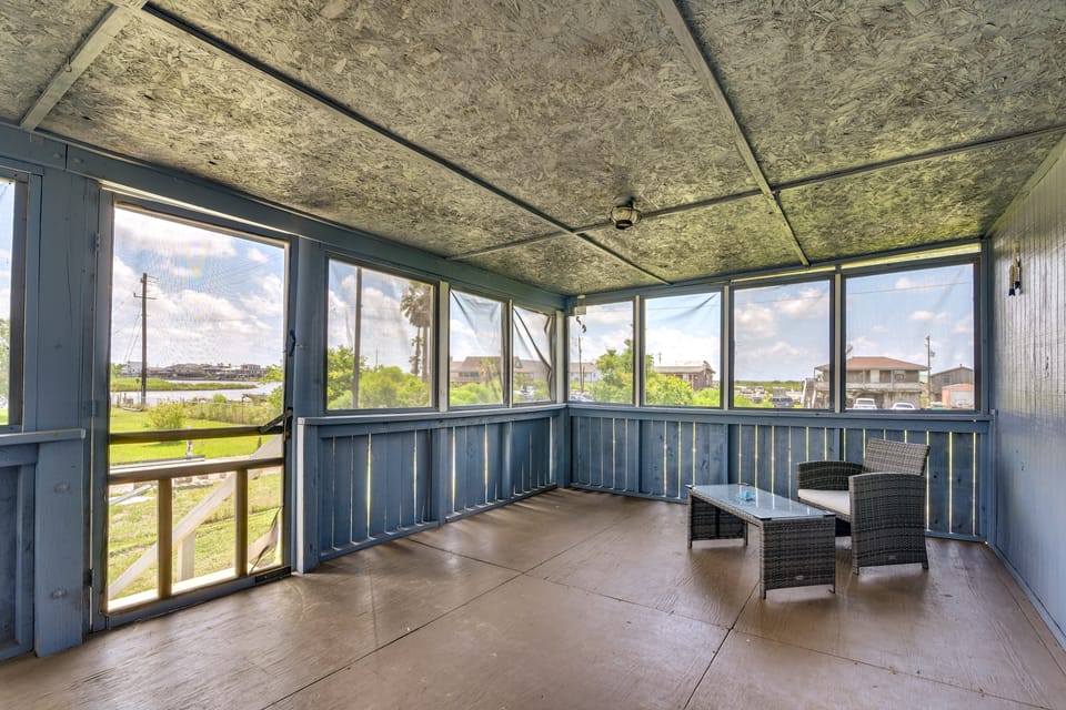 Deck & Fenced-In Yard: Texas Escape! House in Alvin