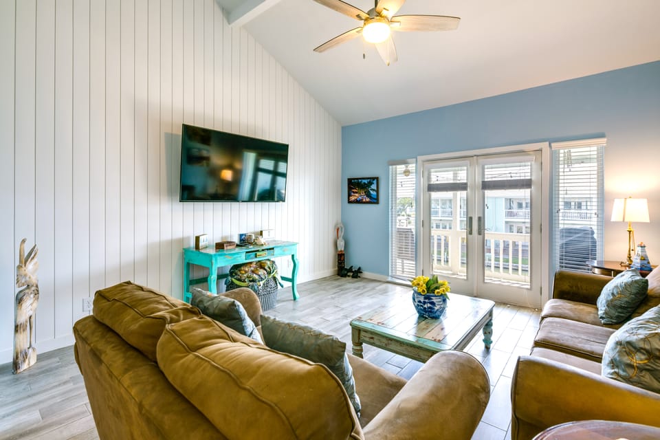 Waterfront Key Allegro Condo w/ Balcony & Pool Apartment in Rockport