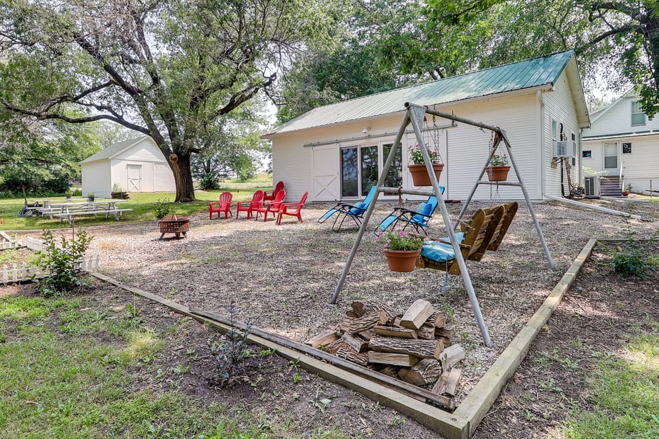 Coffeyville Countryside Studio w/ Fire Pit! Apartment in Kansas