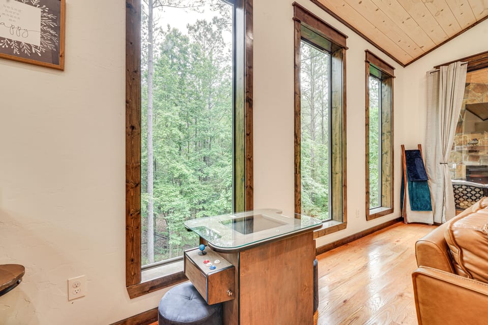 Modern, Luxe Cabin in Broken Bow w/ Hot Tub! House in Oklahoma