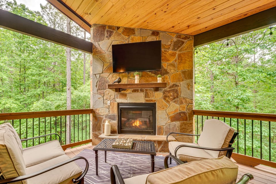Modern, Luxe Cabin in Broken Bow w/ Hot Tub! House in Oklahoma