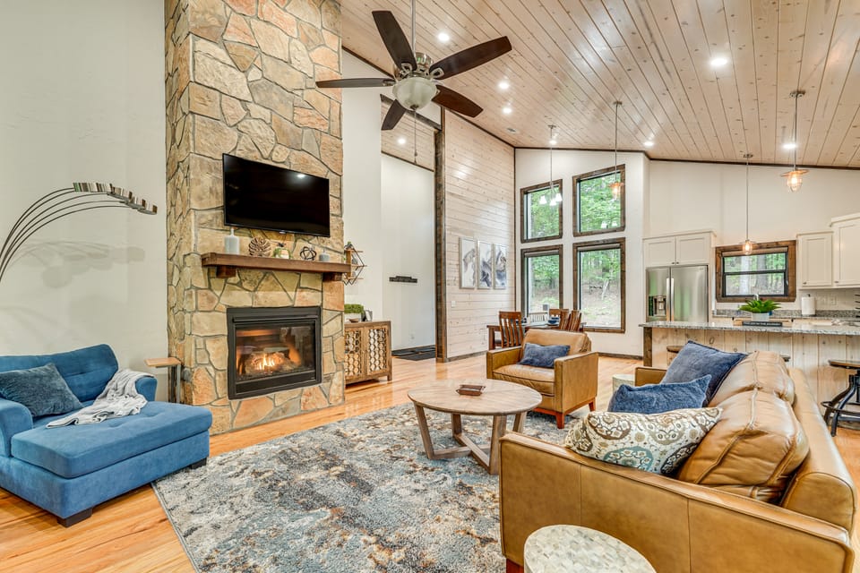 Modern, Luxe Cabin in Broken Bow w/ Hot Tub! House in Oklahoma
