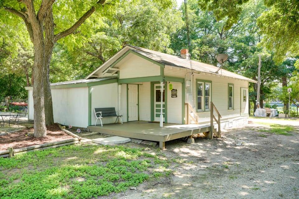 New Braunfels Vacation Rental on Lake Dunlap! Cottage in New Braunfels