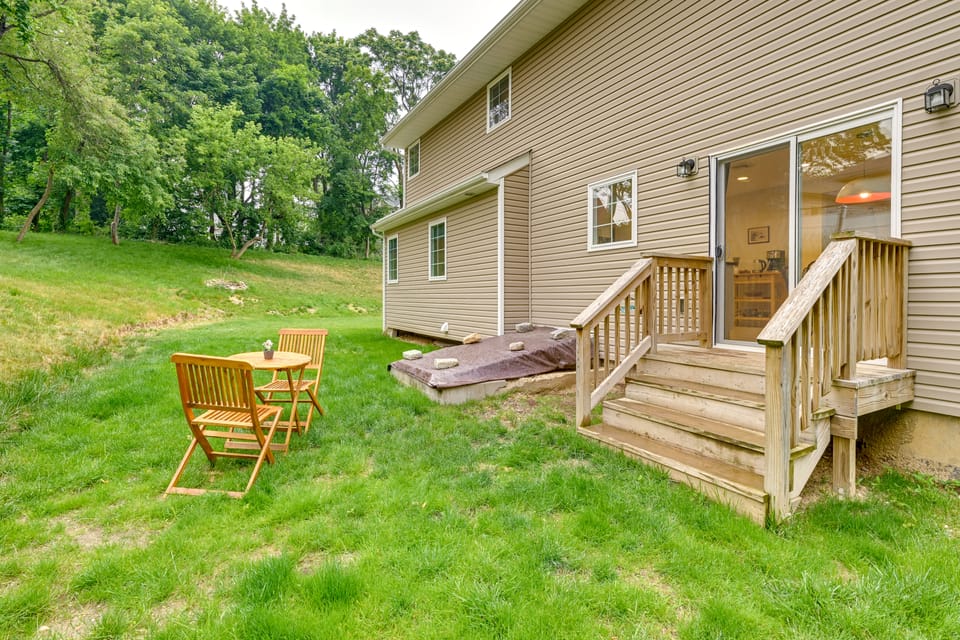 Walk to Shops & Dining: Glen Cove Apt w/ Yard! Apartment in Long Island