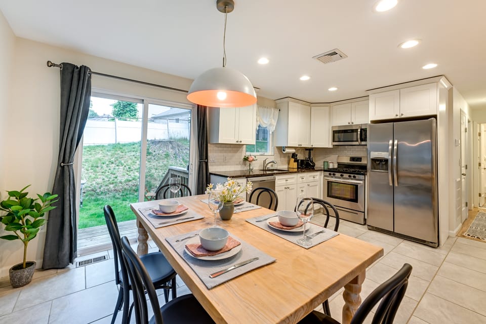 Walk to Shops & Dining: Glen Cove Apt w/ Yard! Apartment in Long Island
