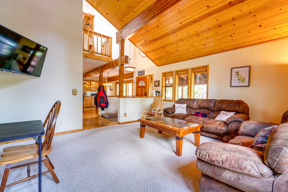 Deck w/ Hot Tub: Serene Cabin in Truckee House in Truckee