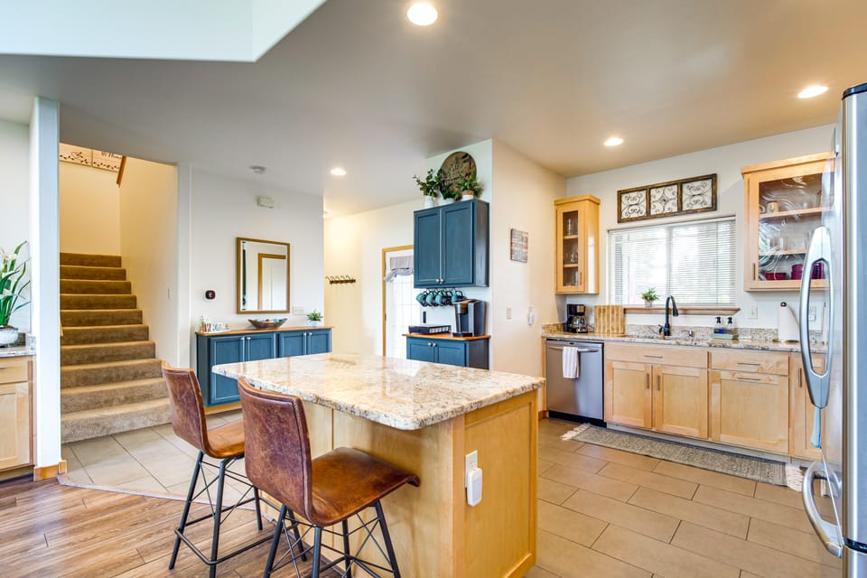 Pool & Hot Tub Access! Running Y Retreat w/ Deck Apartment in Oregon