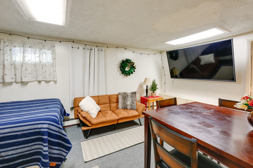5 Mi to Museum of the North: Studio w/ Yard! Apartment in Fairbanks