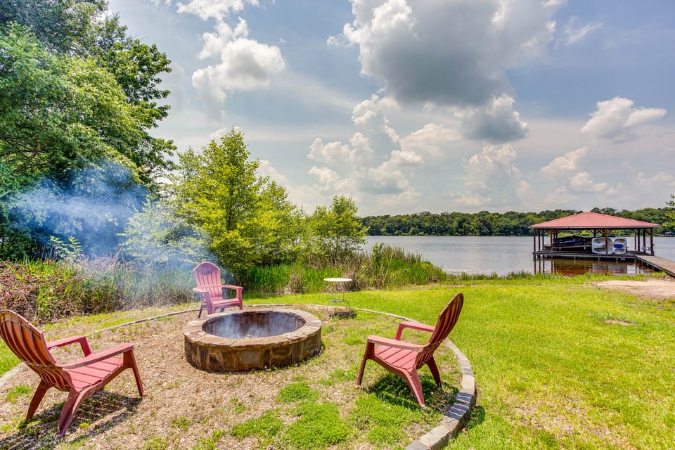 Lake Holbrook Waterfront Vacation Rental w/ Dock! House in Texas