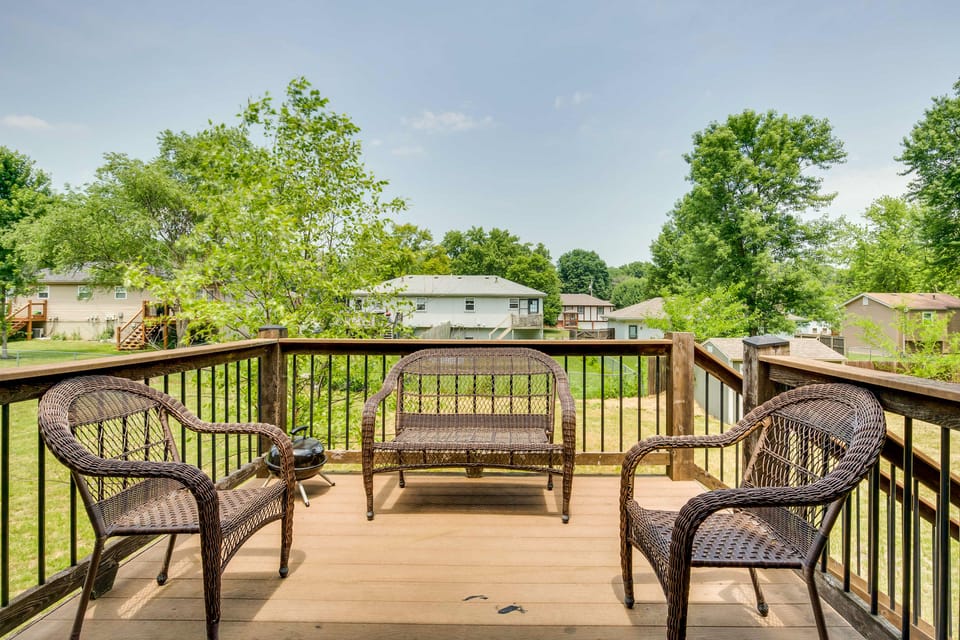 Cozy Missouri Retreat w/ Deck & Grill, Near Hiking Apartment in Lees Summit