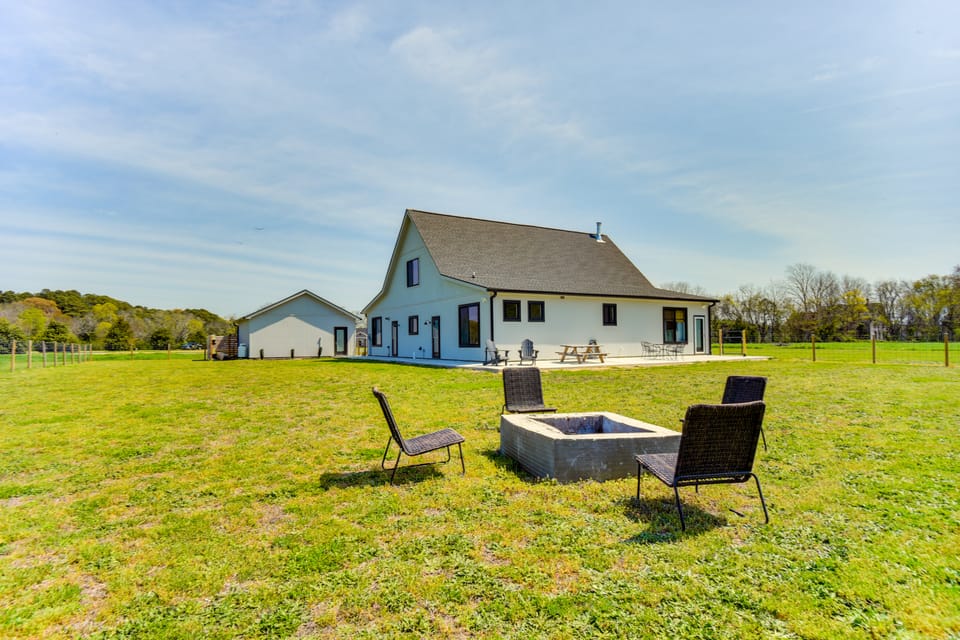 Stunning Chesapeake Bay Farmhouse w/ Dock & Kayaks House in Virginia